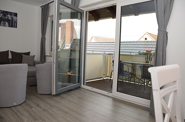 Wohnzimmer mit Balkon in der Ferienwohnung 7